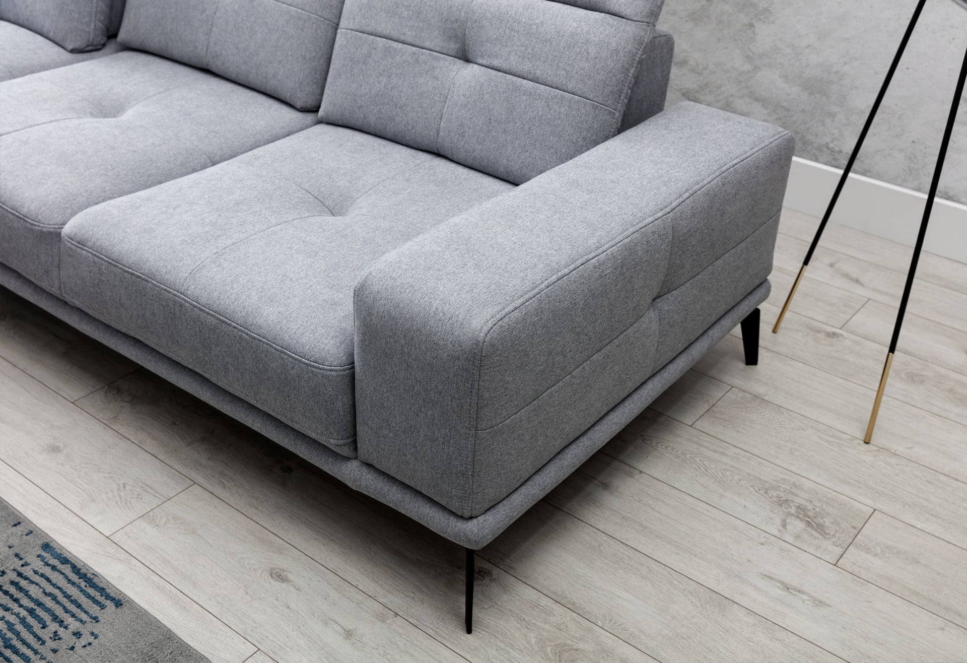 Jasnoszary narożnik Torrense lewy w tkaninie Primo 88 z nowoczesnym designem i szerokim szezlongiem. Komfortowy mebel wypoczynkowy do nowoczesnego salonu w stylu minimalistycznym lub skandynawskim.