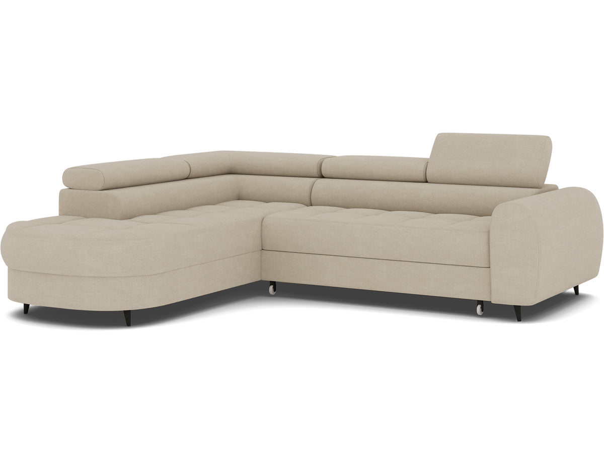 Narożnik Vesteria lewy w jasnobeżowej tkaninie Manhattan 18, ujęcie na białym tle, z szeroką otomaną i obłym podłokietnikiem.