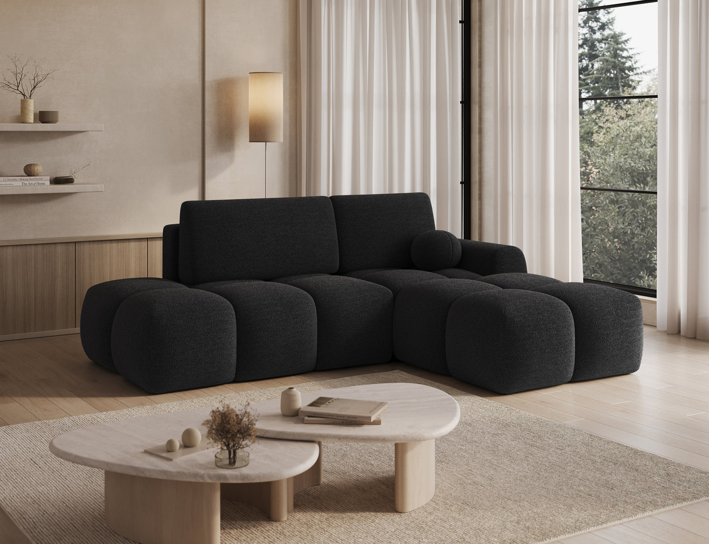 Stylowa aranżacja z narożnikiem Vittario prawym w tkaninie Royal 05 antracytowy, podkreślająca jego nowoczesny, miękki design.