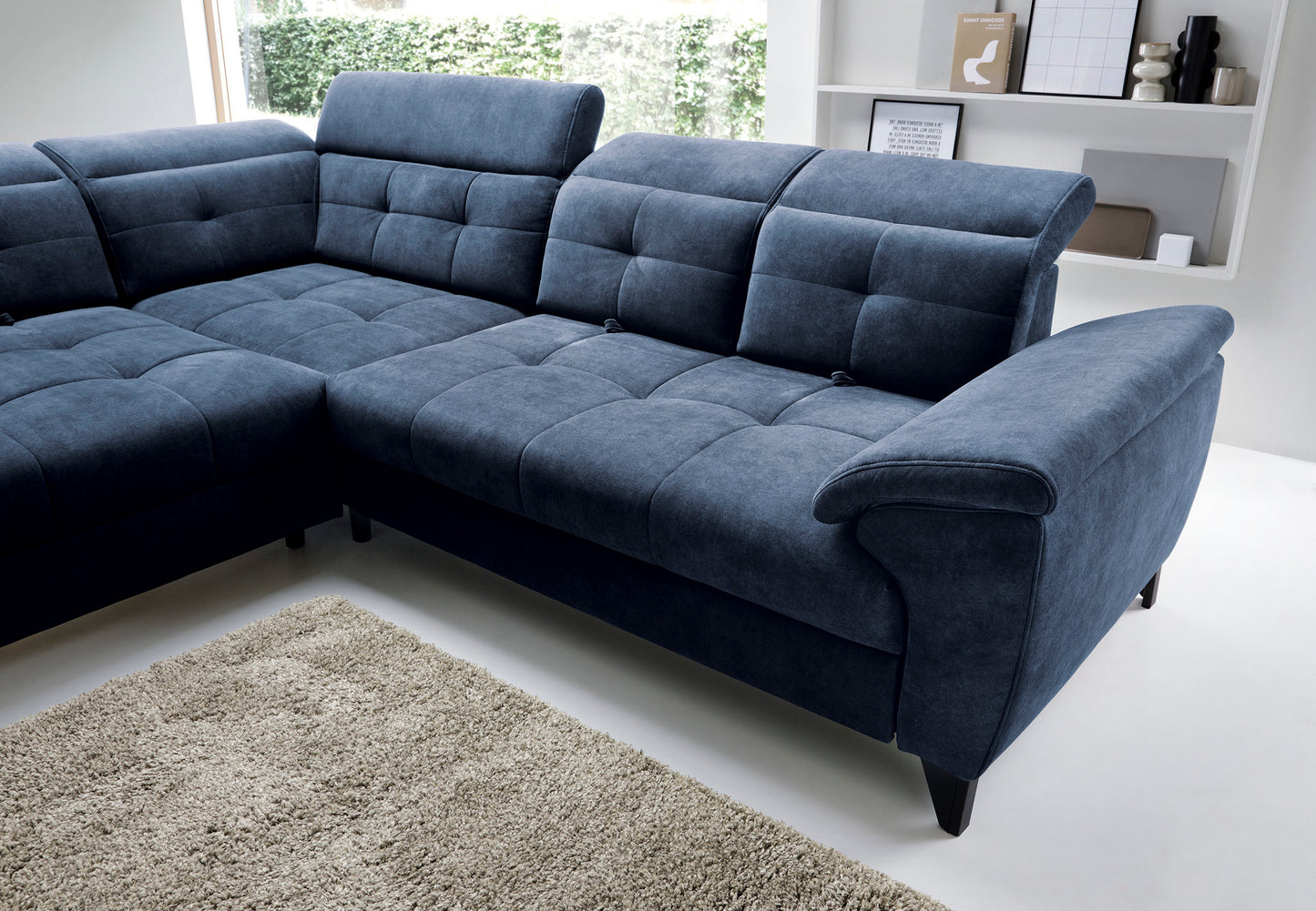 Widok na trzy różne pozycje zagłówków narożnika Inferne Aura 40 zgaszony niebieski w układzie lewym.