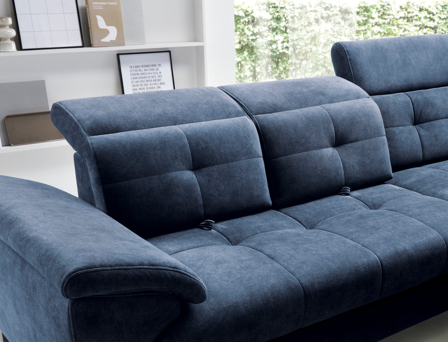 Zbliżenie na pikowany panel siedziska i zaokrąglony podłokietnik narożnika Inferne Aura 40 zgaszony niebieski.