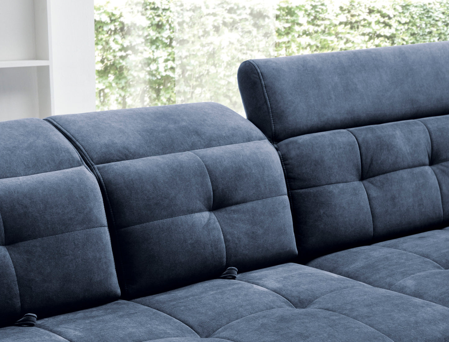 Zbliżenie na regulowany zagłówek oparcia narożnika Inferne Aura 40 zgaszony niebieski, pokazujące mechanizm pochylania.