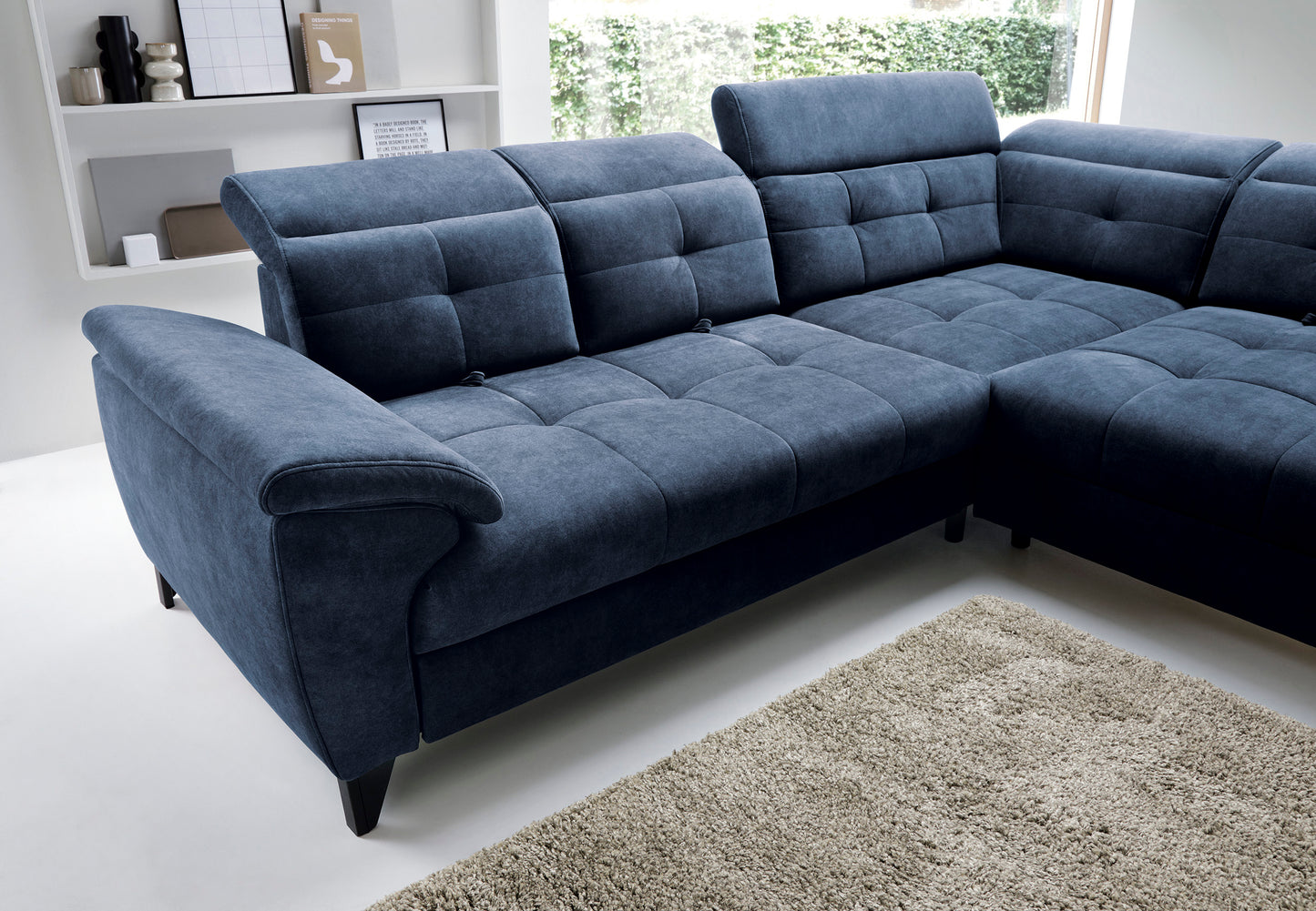 Widok na trzy różne pozycje zagłówków narożnika Inferne Aura 40 zgaszony niebieski w układzie prawym.