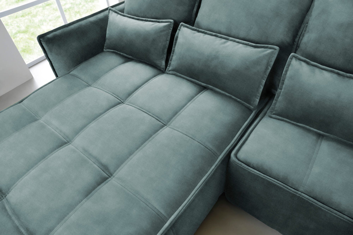 Zbliżenie na pikowane przeszycia siedziska i profilowane krawędzie poduszek narożnika Campo w kolorze Manhattan 38 zielony.