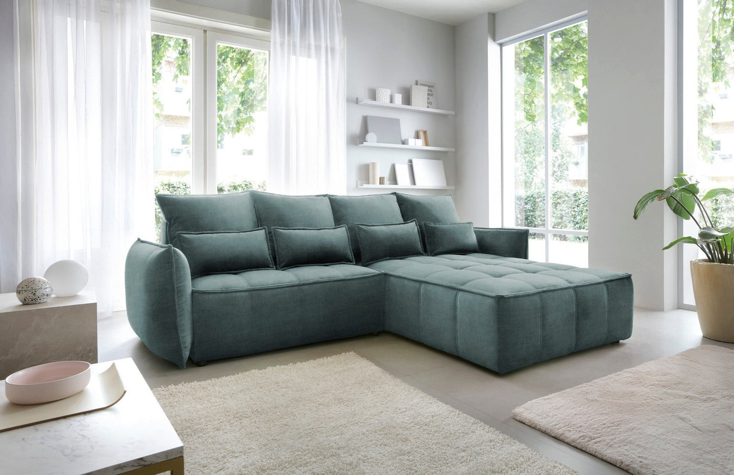 Widok boku narożnika Campo Manhattan 38 zielony w układzie prawym w aranżacji salonu, eksponujący miękkie oparcia i pikowany wzór siedziska.