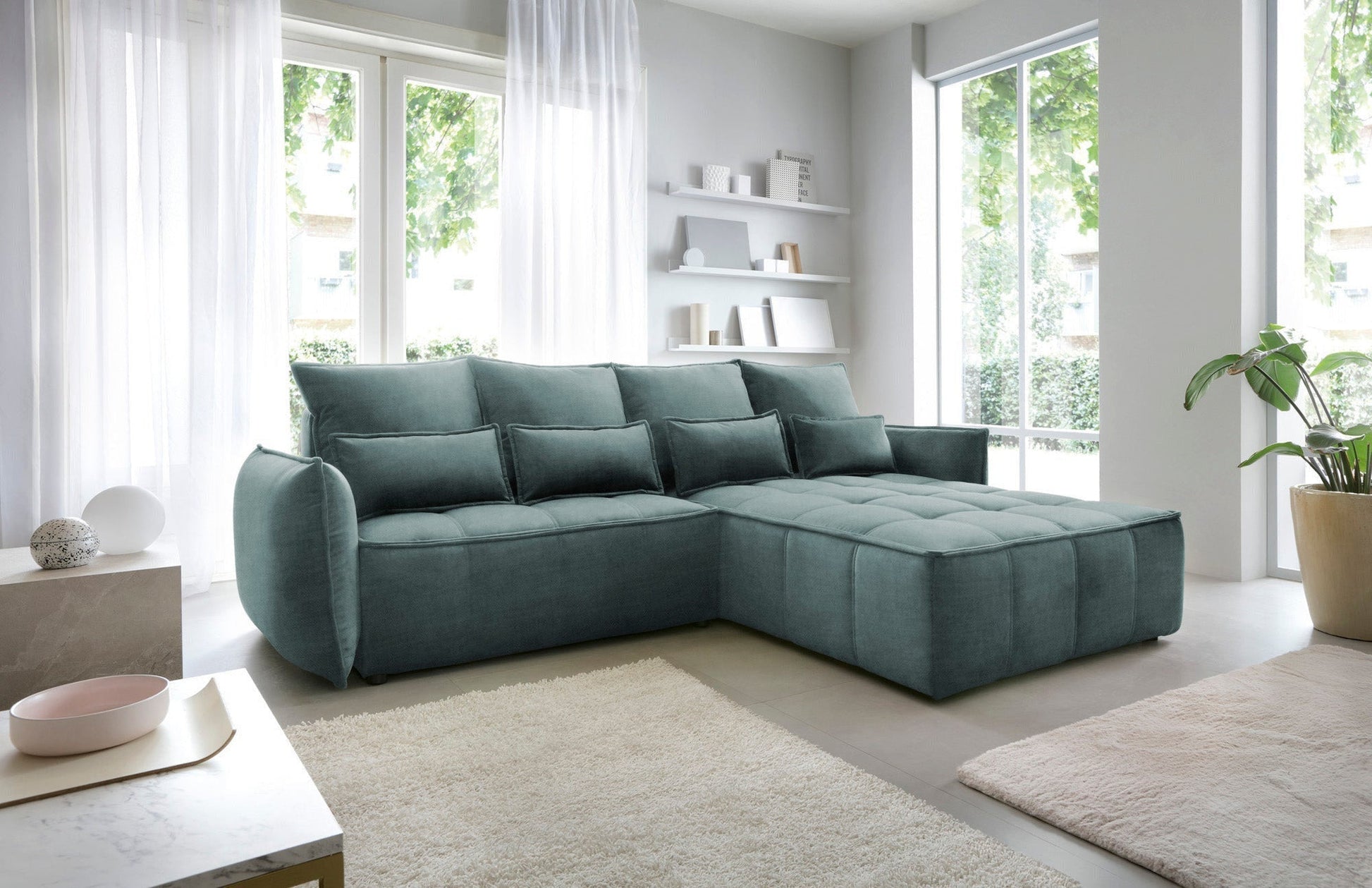 Widok boku narożnika Campo Manhattan 38 zielony w układzie prawym w aranżacji salonu, eksponujący miękkie oparcia i pikowany wzór siedziska.