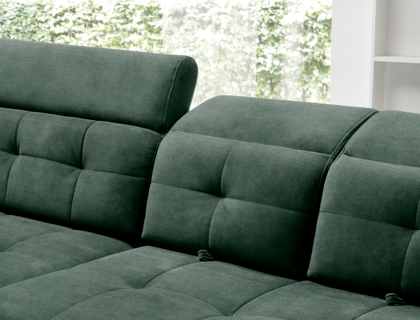 Zbliżenie na pikowane siedzisko oraz profilowany podłokietnik narożnika Inferne Raquel 35 zielonego w układzie lewym.