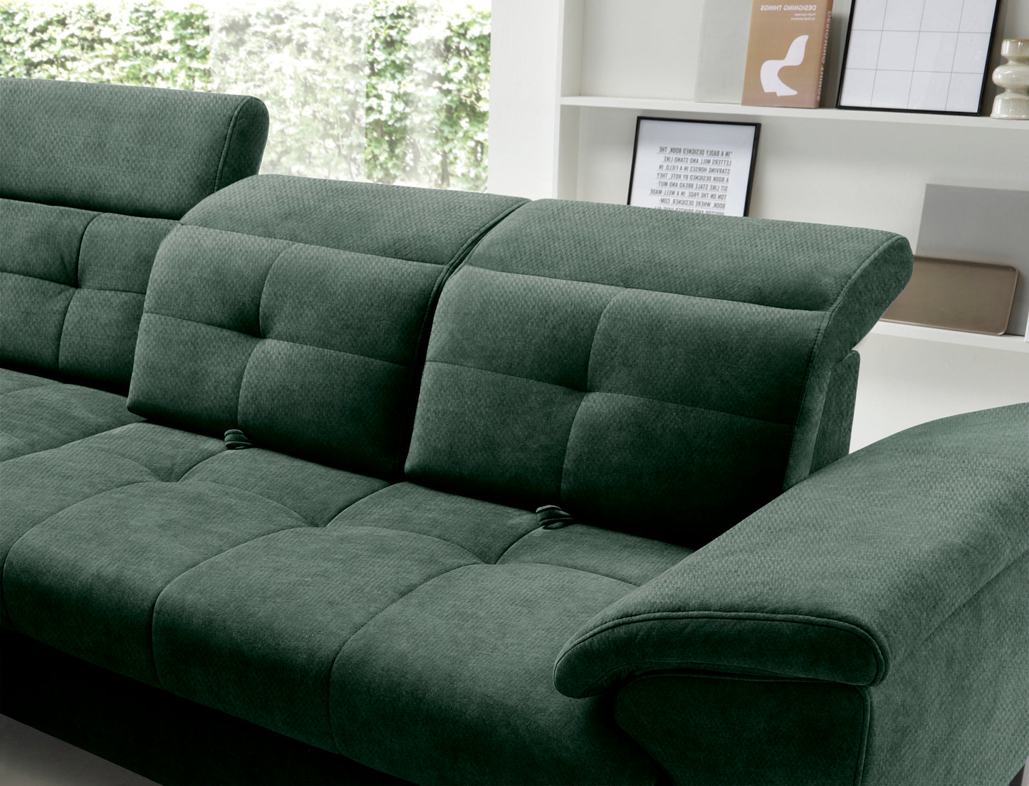 Detal regulowanego zagłówka narożnika Inferne Raquel 35 zielonego w układzie lewym w pozycji pochylonej.