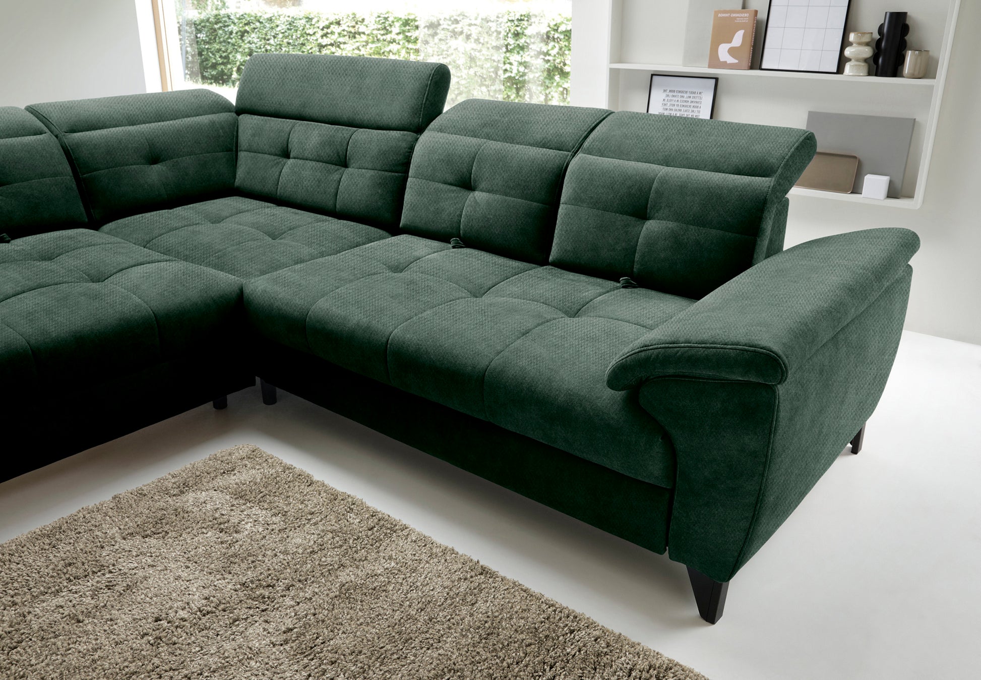 Widok trzech regulowanych zagłówków narożnika Inferne Raquel 35 zielonego w układzie lewym w różnych pozycjach.