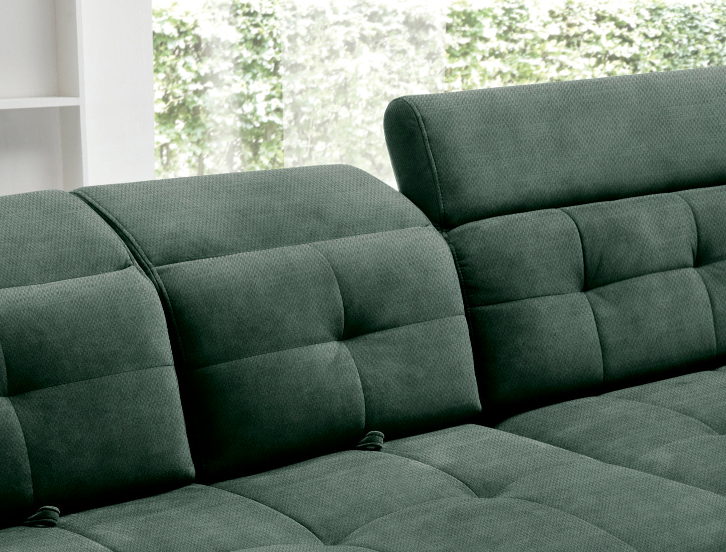 Zbliżenie na pikowane siedzisko oraz profilowany podłokietnik narożnika Inferne Raquel 35 zielonego w układzie prawym.