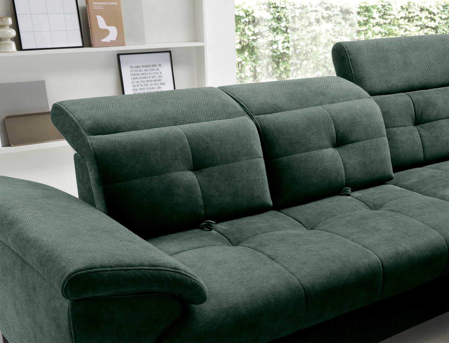 Detal regulowanego zagłówka narożnika Inferne Raquel 35 zielonego w układzie prawym w pozycji pochylonej.