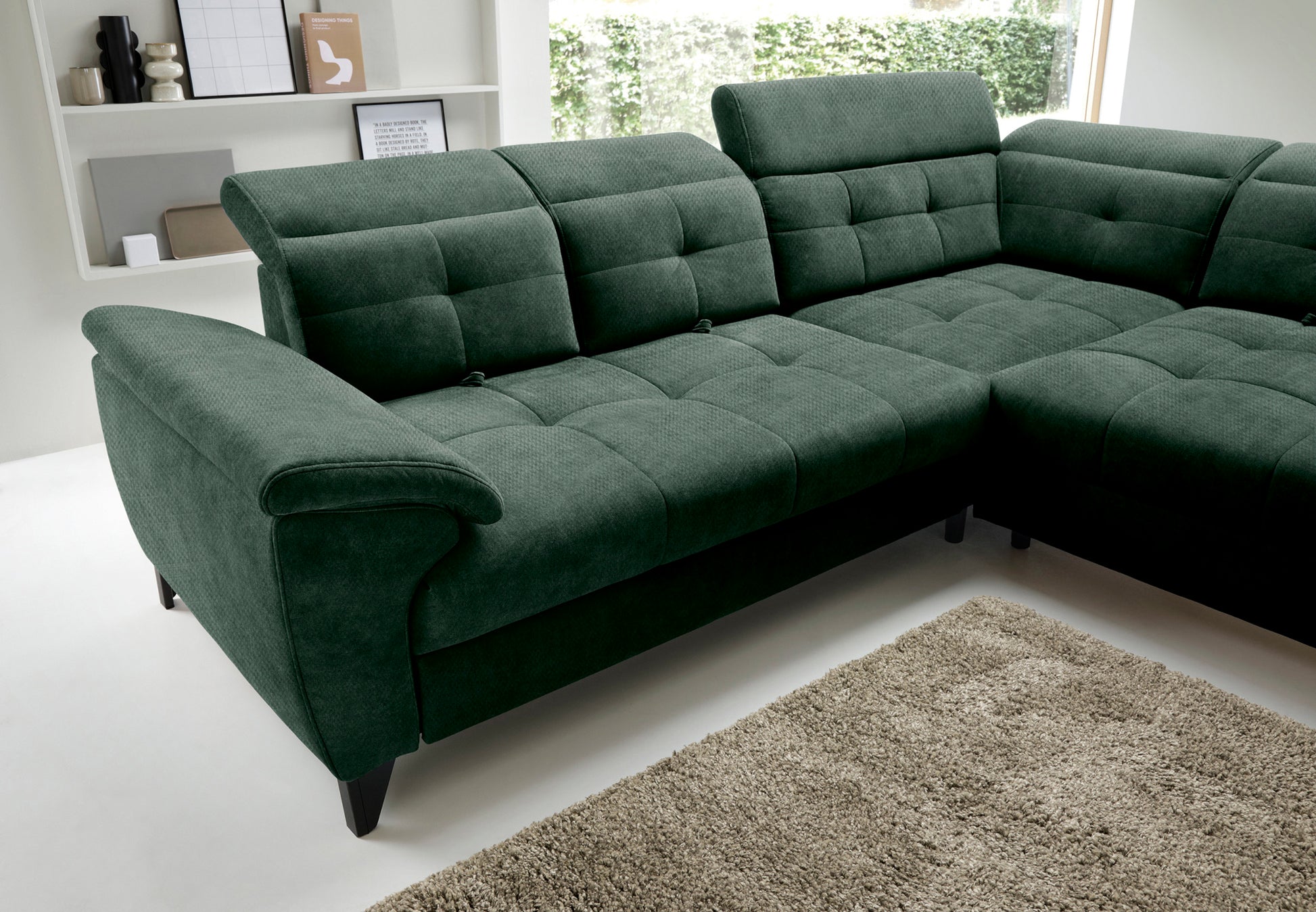 Widok trzech regulowanych zagłówków narożnika Inferne Raquel 35 zielonego w układzie prawym w różnych pozycjach.