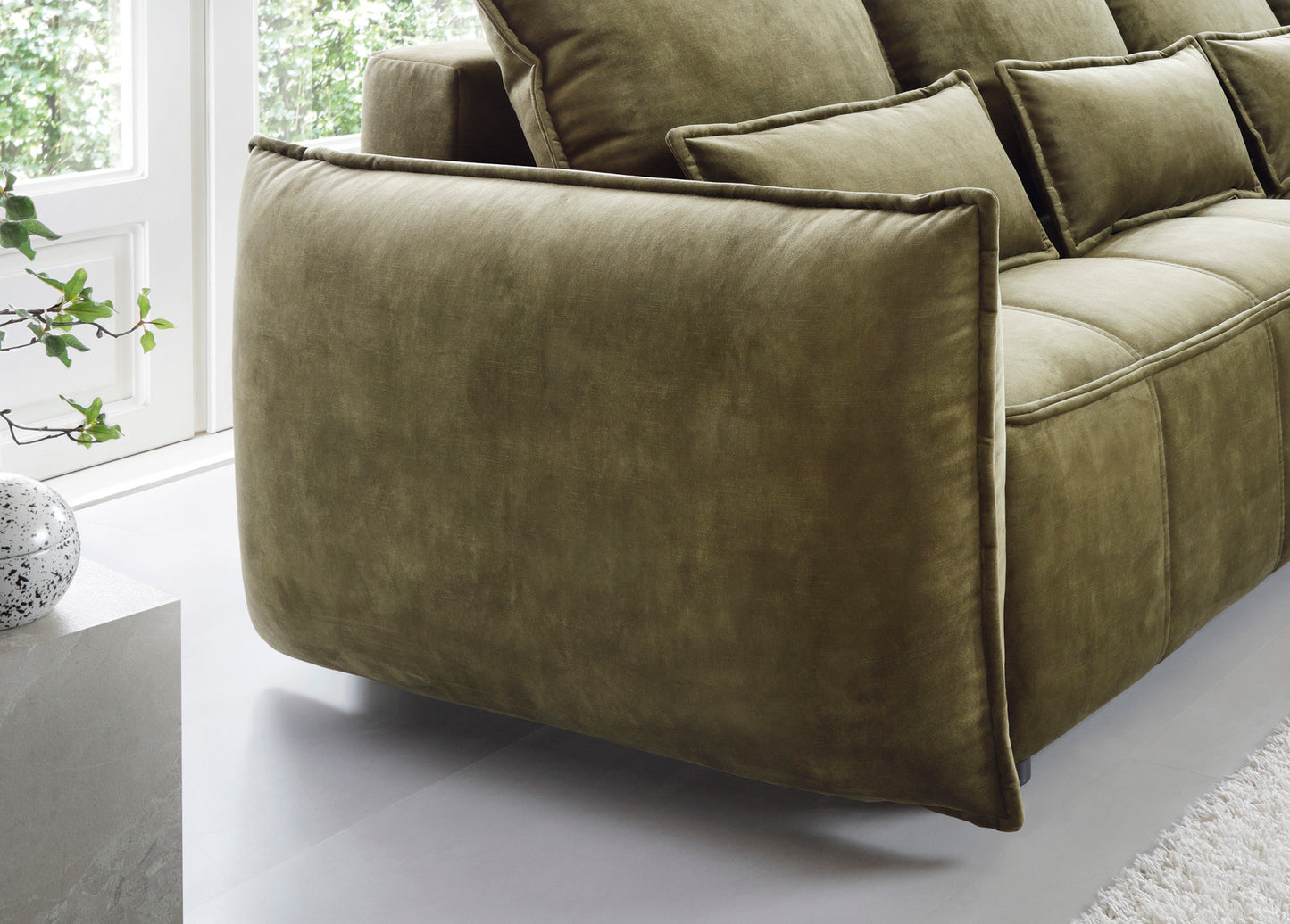 Zbliżenie prawego bocznego panelu narożnika Campo Toscana 33 zielonego w układzie prawym, podkreślające miękkie obszycie i zaokrąglony kształt podłokietnika.