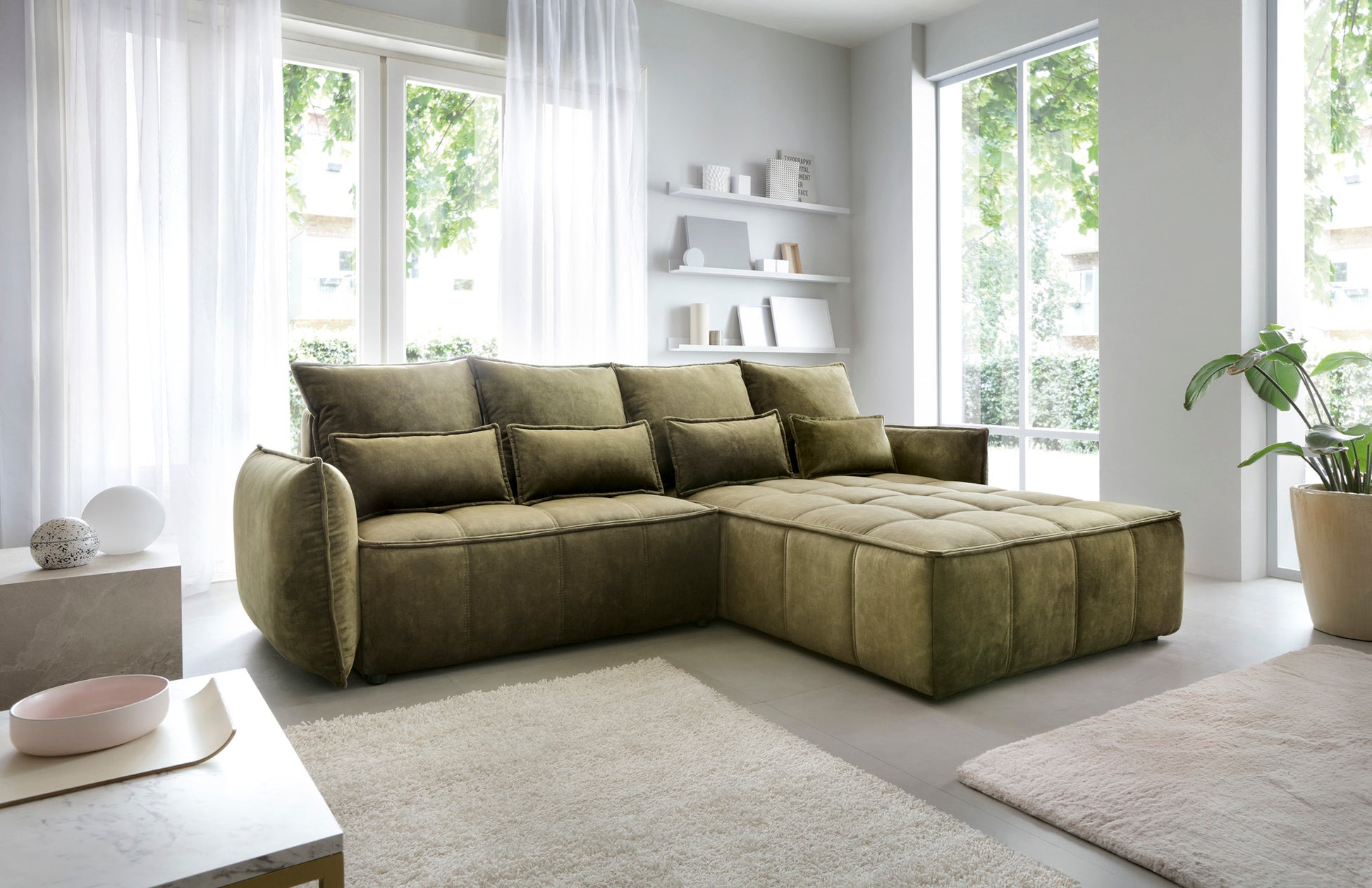 Narożnik Campo Toscana 33 zielony w układzie parwym ustawiony w eleganckiej aranżacji wnętrza z miękkim dywanem i stolikiem kawowym.