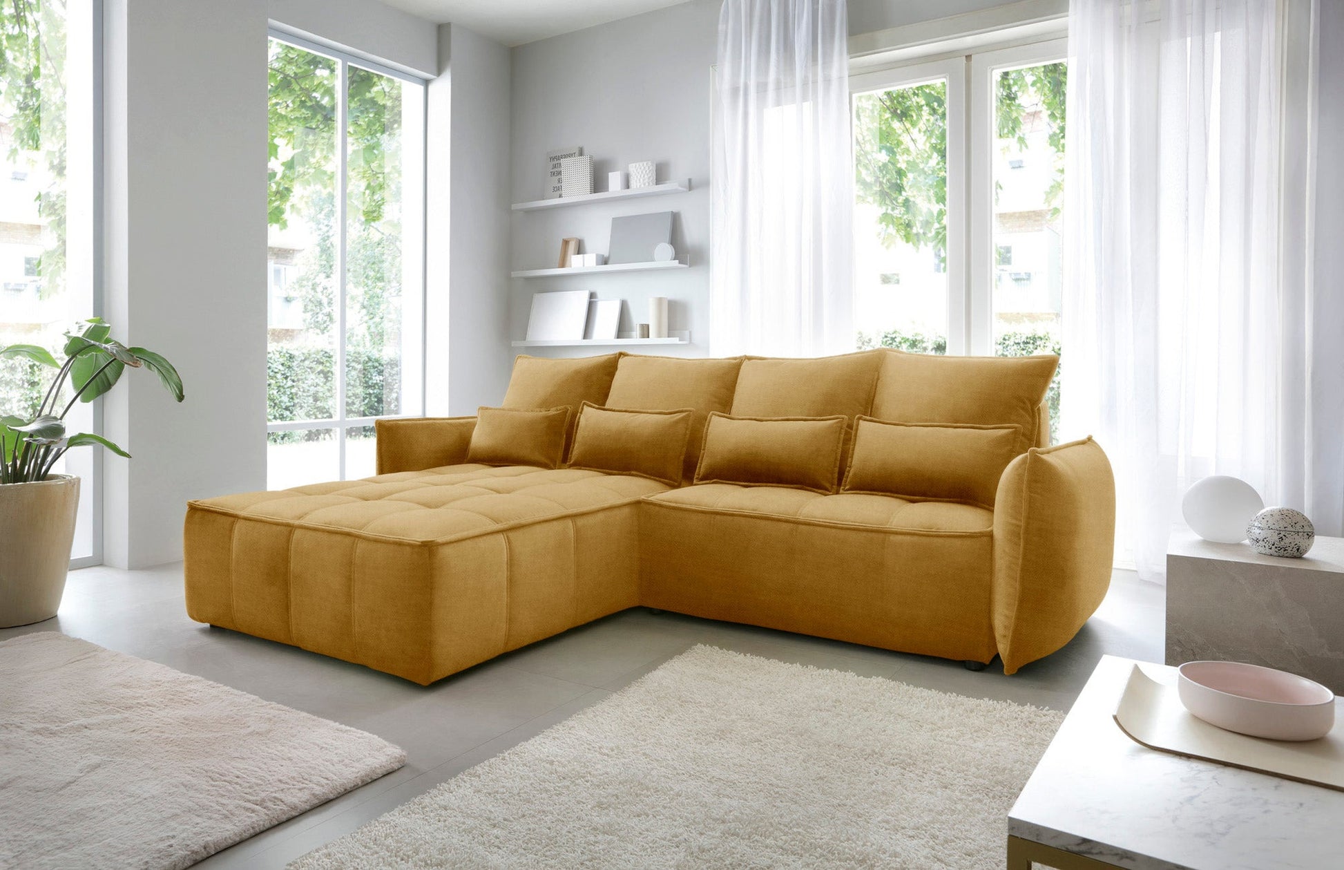 Narożnik Campo w układzie lewym, żółty Manhattan 45, widok boczny w stylowym wnętrzu z białym dywanem i stolikiem kawowym.