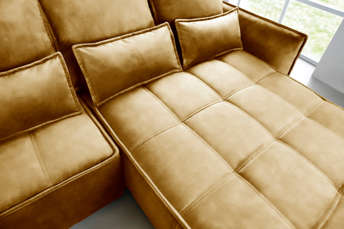 Narożnik Campo w układzie prawym – zbliżenie na pikowaną powierzchnię siedziska i poduszki w tkaninie Manhattan 45.