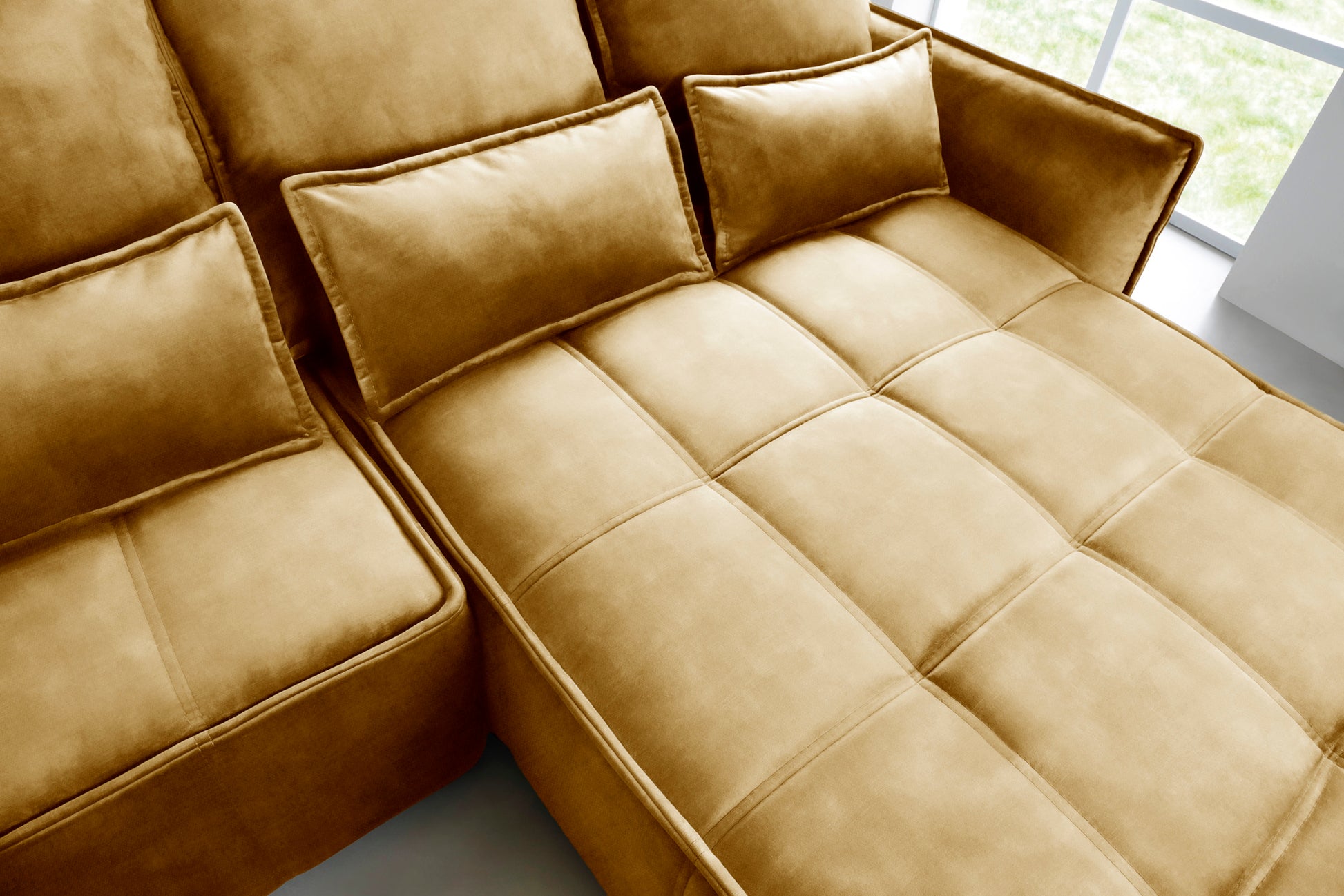 Narożnik Campo w układzie prawym – zbliżenie na pikowaną powierzchnię siedziska i poduszki w tkaninie Manhattan 45.