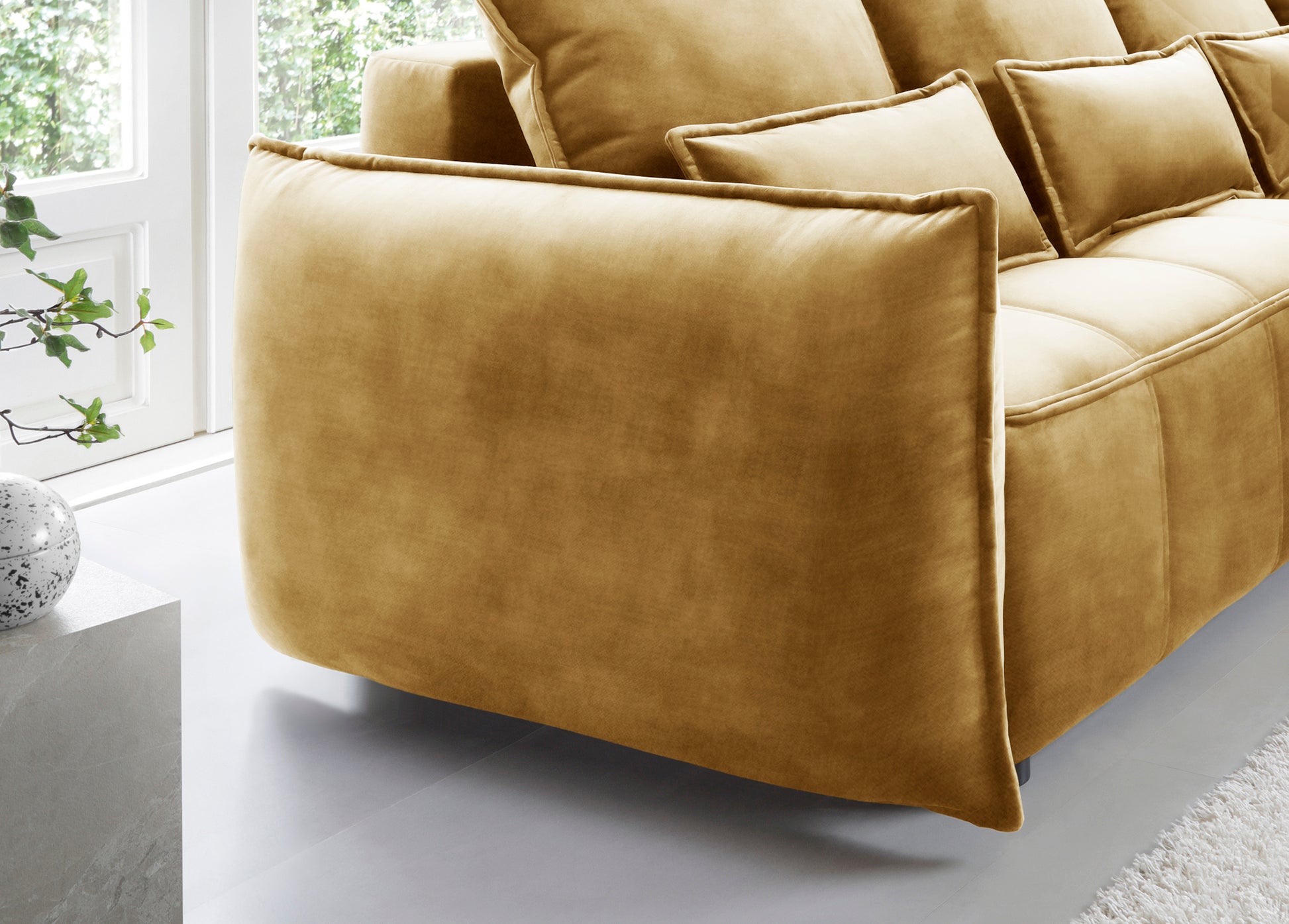 Narożnik Campo w układzie prawym – detal zaokrąglonego podłokietnika i tylnej części tapicerki Manhattan 45.