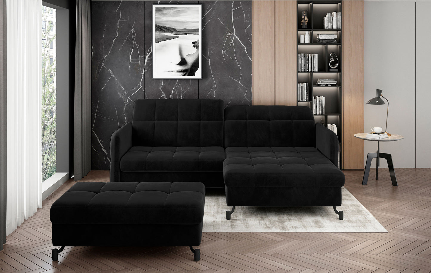 Pufa Lorelle Mat Velvet 99 w głębokim czarnym kolorze została osadzona na smukłych metalowych nóżkach. Minimalistyczna forma świetnie komponuje się z eleganckimi aranżacjami wnętrz.