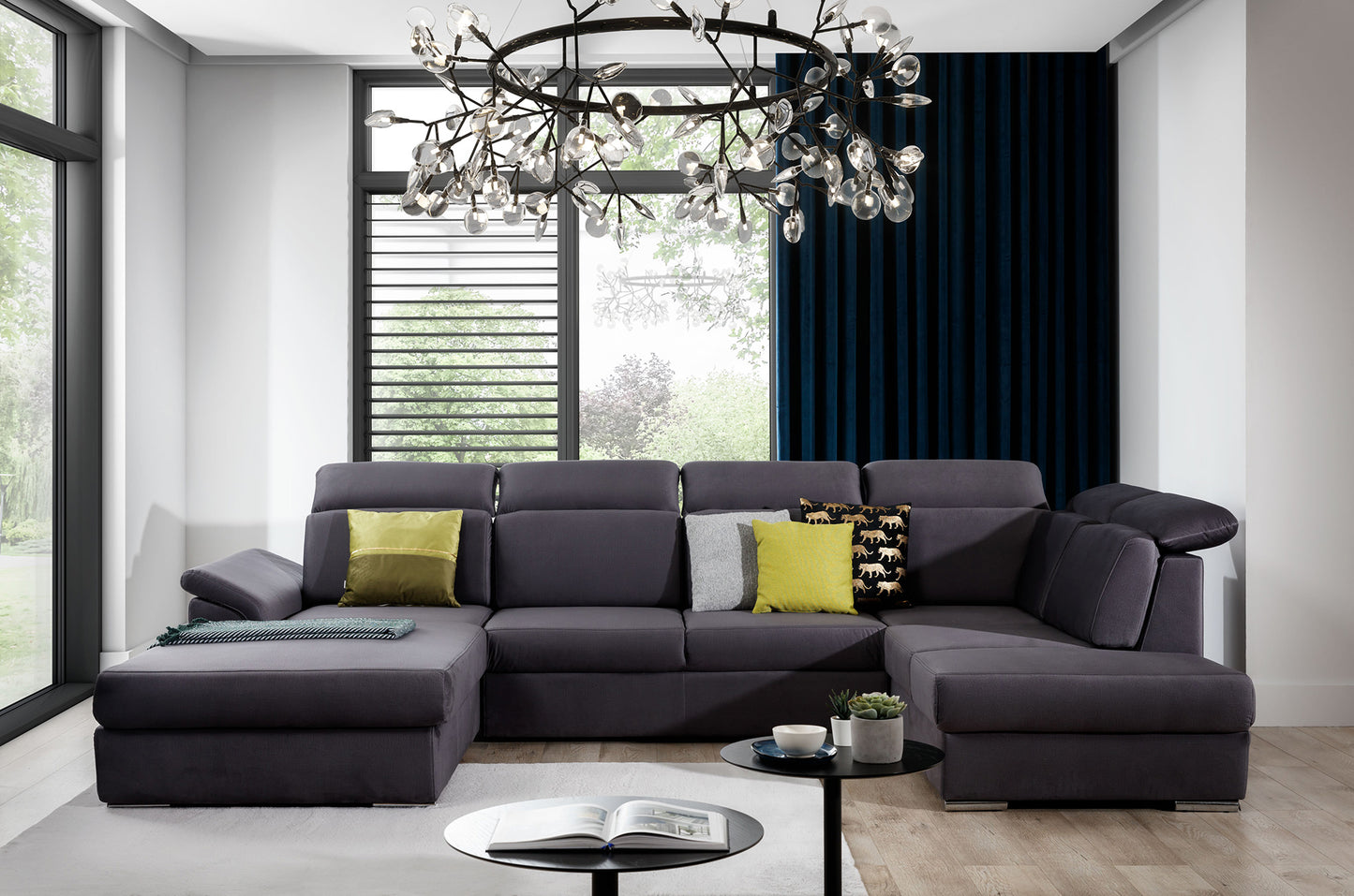 Sofa narożna Evanell w ciemnoszarym odcieniu wykonana z materiału Monolith 97 wyróżnia się solidnym wykonaniem, komfortowymi siedziskami oraz ponadczasowym stylem, idealnym do codziennego wypoczynku w domowej przestrzeni