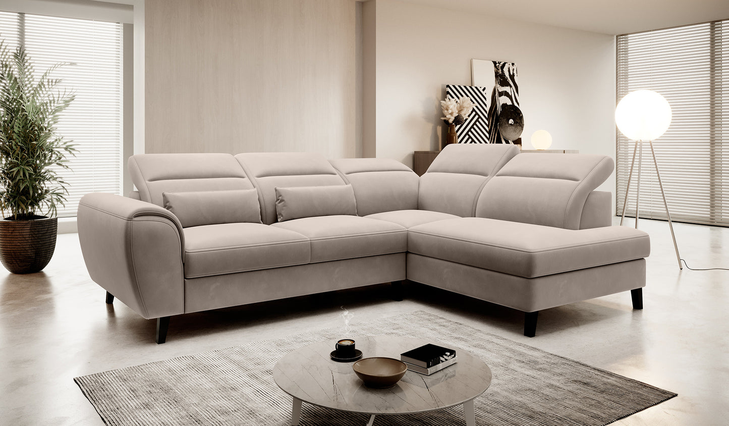 Narożnik Noble Sola 18 w eleganckim odcieniu ivory prezentujący komfortowe siedziska, dekoracyjne poduszki oraz subtelne wykończenie tapicerki. Designerski narożnik wypoczynkowy do nowoczesnego salonu i jasnych wnętrz premium.