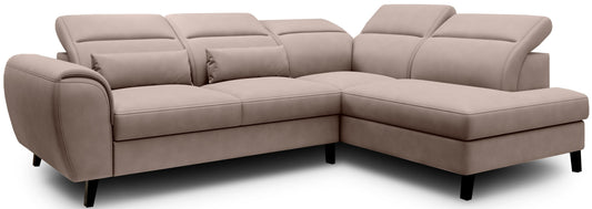 Narożnik Noble Poco 07 w ciepłym odcieniu sand beige prezentujący komfortowe siedziska, dekoracyjne poduszki oraz subtelne wykończenie tapicerki. Designerski narożnik wypoczynkowy do nowoczesnego salonu i eleganckich wnętrz premium.
