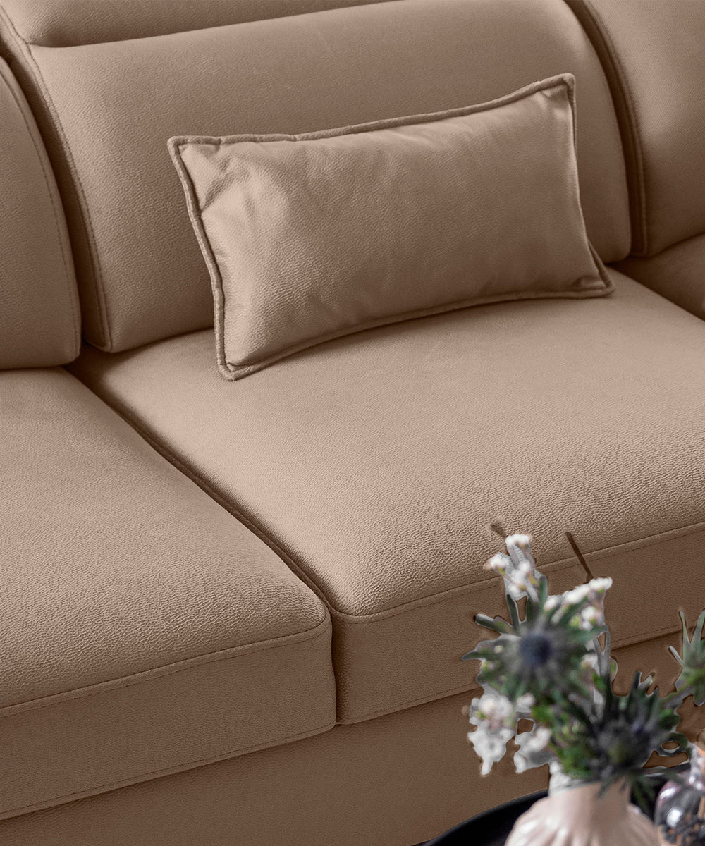 Narożnik Noble Nube 20 w ciepłym odcieniu cappuccino prezentujący praktyczny schowek, regulowane zagłówki oraz smukłe czarne nóżki. Designerski narożnik wypoczynkowy do nowoczesnego salonu inspirowanego stylem contemporary i soft loft.