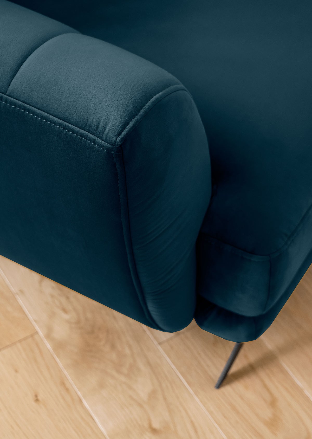 Zestaw sofa fotel pufa Megis Nube w granatowej odsłonie. Wyrazista kolorystyka podkreśla charakter i elegancję przestrzeni.