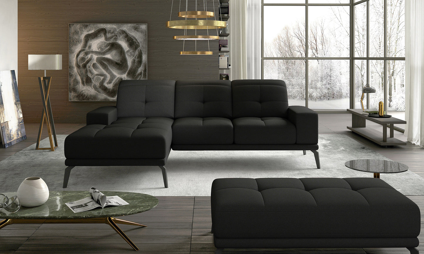 Lewostronny narożnik Torrense wykonany w czarnej tkaninie Sawana 14 prezentujący minimalistyczną bryłę oraz miękkie siedziska. Designerski narożnik do salonu zapewniający wygodny relaks każdego dnia.