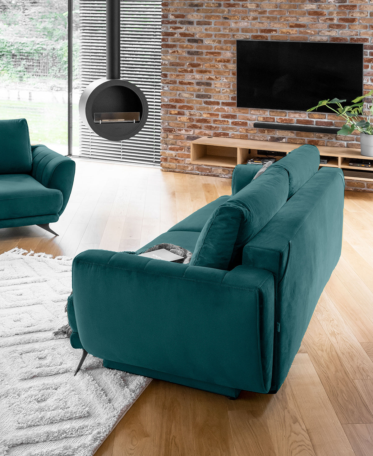 Zielony komplet sofa fotel pufa Megis Velvetmat do salonu. Nowoczesny design i komfort użytkowania podkreślają styl wnętrza.

