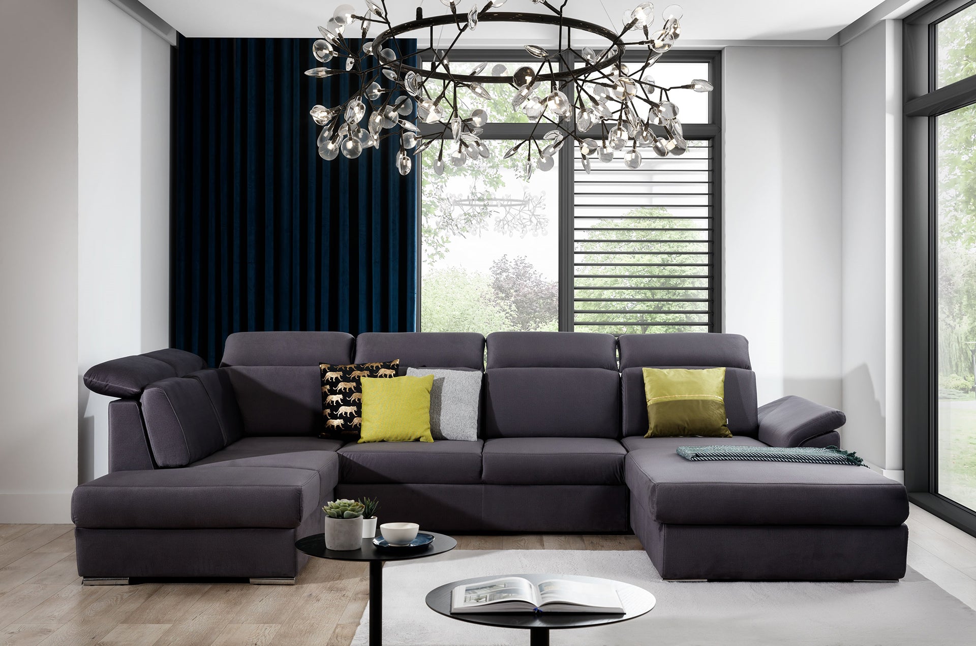 Duży narożnik Evanell w kolorze ciemnoszarym wykonany z tkaniny Monolith 97, wyposażony w szerokie siedziska i komfortowe oparcia, sprawdzi się jako wygodna sofa narożna do przestronnego salonu dla całej rodziny