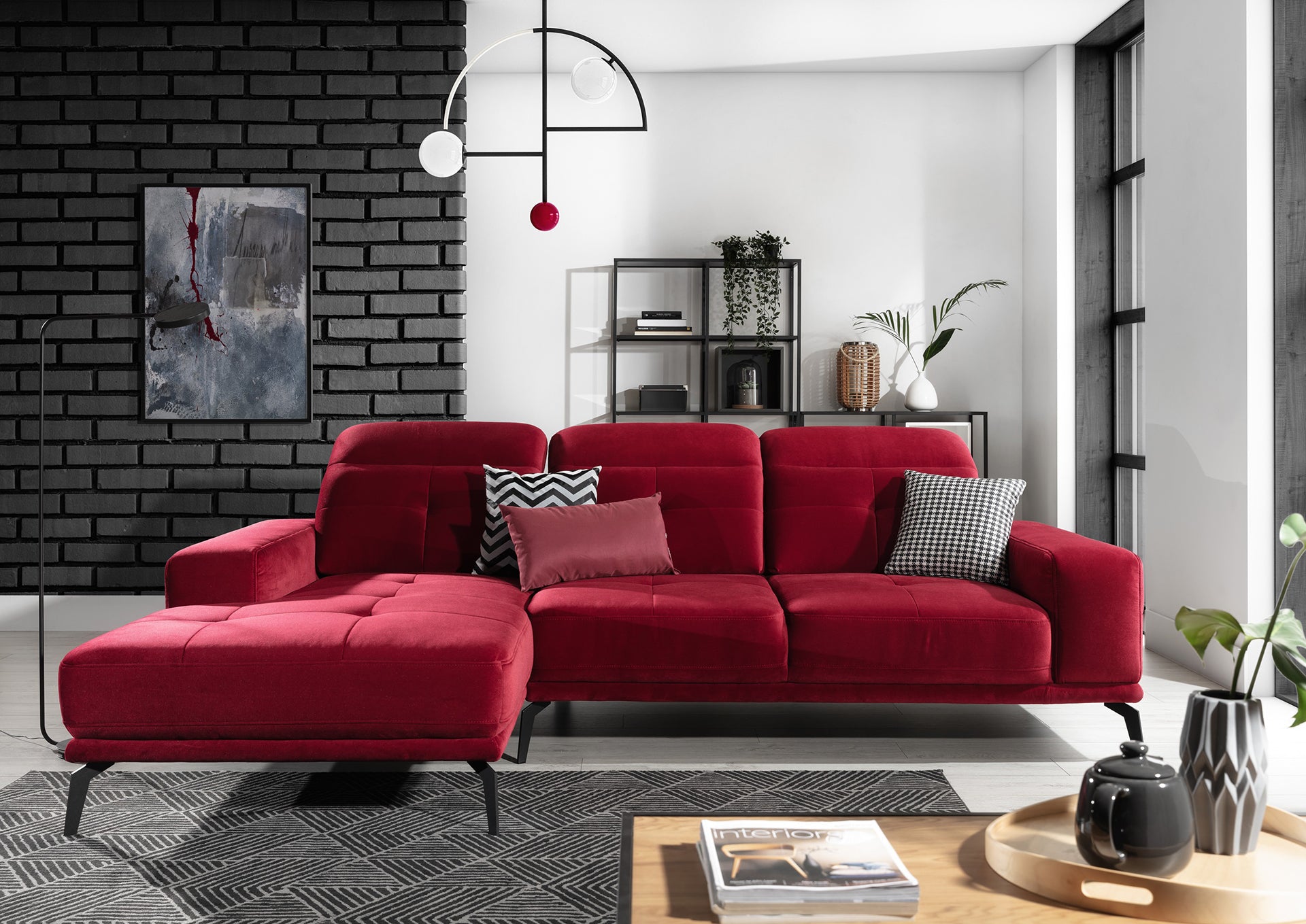 Nowoczesny narożnik Torrense lewy Kronos 02 w intensywnie czerwonym kolorze z szerokimi podłokietnikami oraz komfortowymi siedziskami. Designerski mebel wypoczynkowy do eleganckiego salonu rodzinnego.