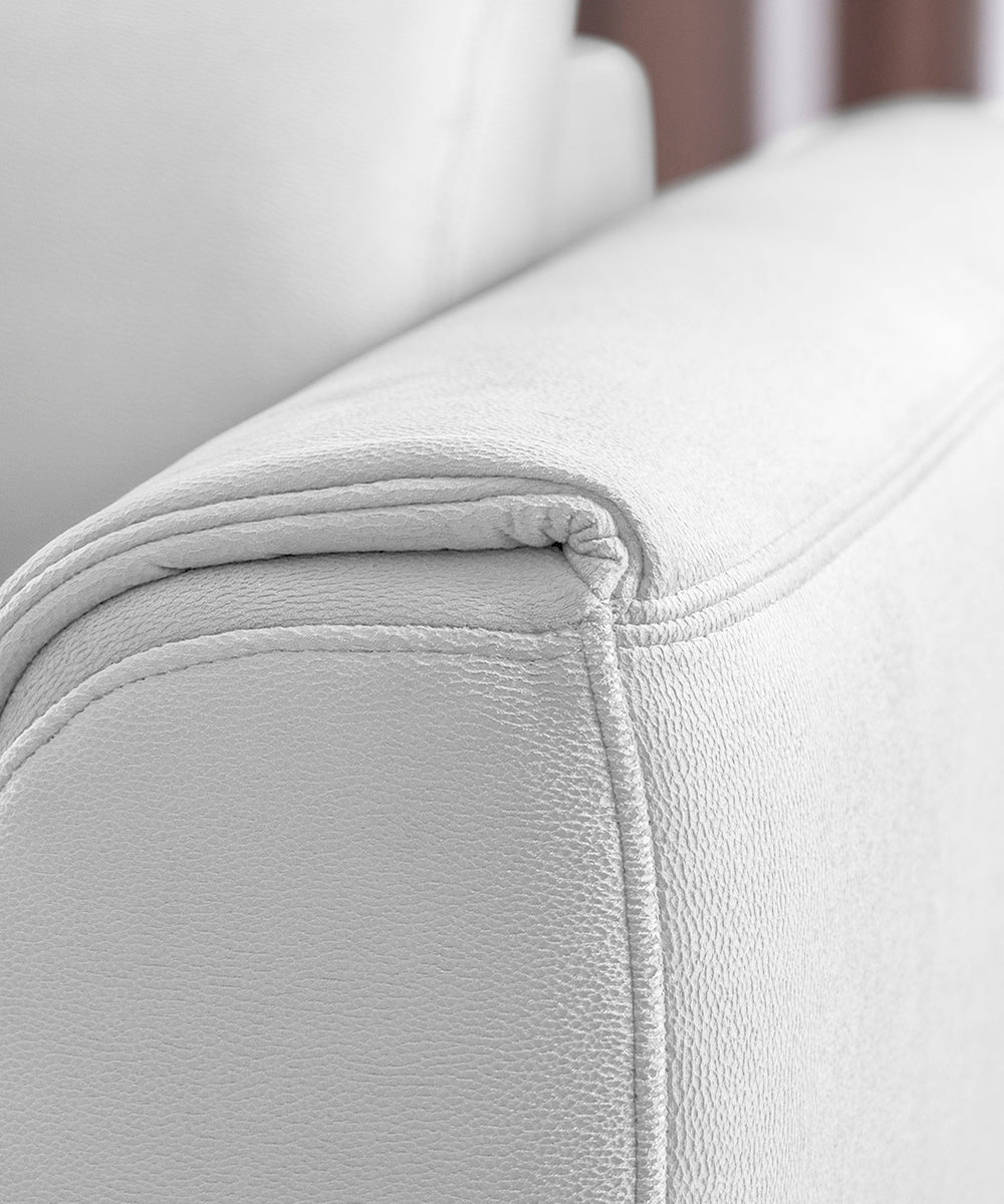 Designerski narożnik lewy Noble Savoi 01 w kolorze białym z funkcją przechowywania oraz miękką tkaniną velvetową. Jasny narożnik do przestronnego salonu inspirowanego stylem modern, glamour i contemporary.