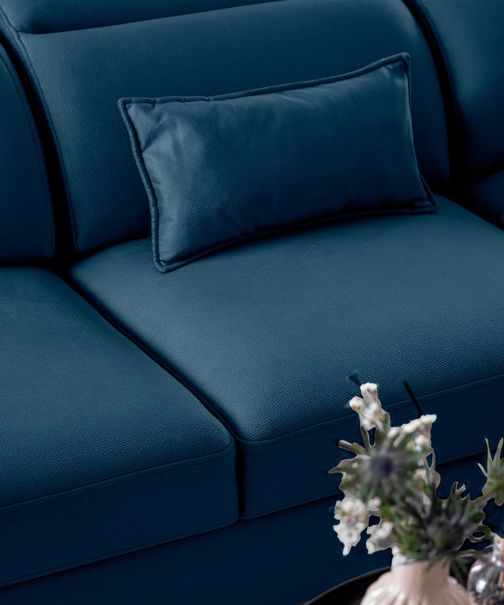Narożnik Noble Nube 40 w głębokim granatowym kolorze prezentujący podnoszony szezlong z praktycznym schowkiem oraz komfortowe siedziska. Designerski narożnik wypoczynkowy do nowoczesnego salonu i wnętrz premium.