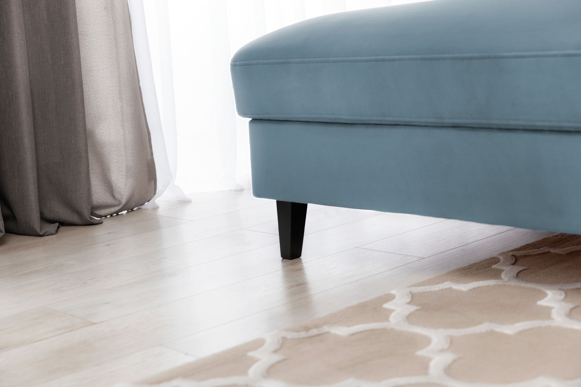 Nowoczesny narożnik Foble Velvetmat 100 w jasnoniebieskim kolorze prezentujący miękkie siedziska oraz elegancką formę. Komfortowy narożnik wypoczynkowy do salonu inspirowanego stylem japandi, soft loft i nowoczesnym designem.