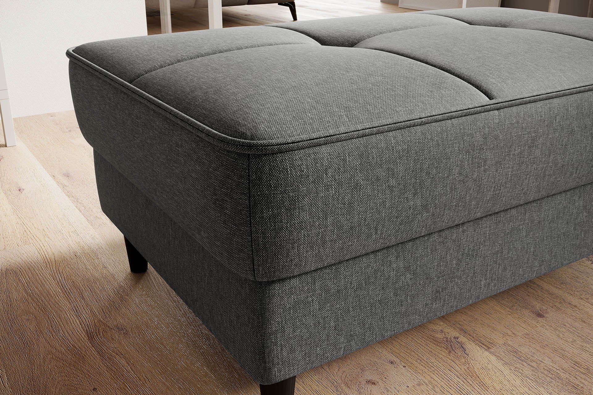 
Nowoczesna pufa Bellis Flores 04 w szarej tonacji sprawdzi się jako podnóżek lub dodatkowe siedzisko. Prosty design pozwala łatwo wkomponować ją w przestrzeń salonu.
