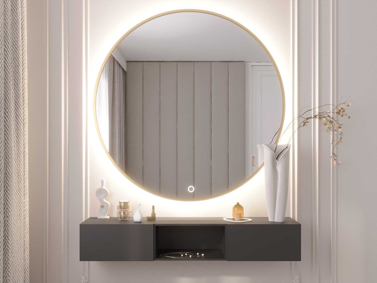 Lustro Gerbinie z podświetleniem LED i cienką złotą ramką prezentowane na packshocie. Okrągła tafla, minimalistyczny design oraz panel dotykowy sprawiają, że model doskonale sprawdzi się w łazience, garderobie lub przy toaletce.