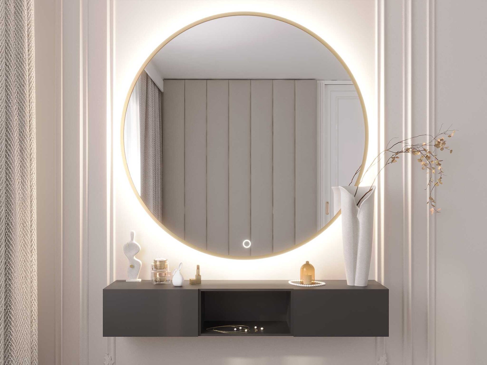 Lustro Gerbinie z podświetleniem LED i cienką złotą ramką prezentowane na packshocie. Okrągła tafla, minimalistyczny design oraz panel dotykowy sprawiają, że model doskonale sprawdzi się w łazience, garderobie lub przy toaletce.