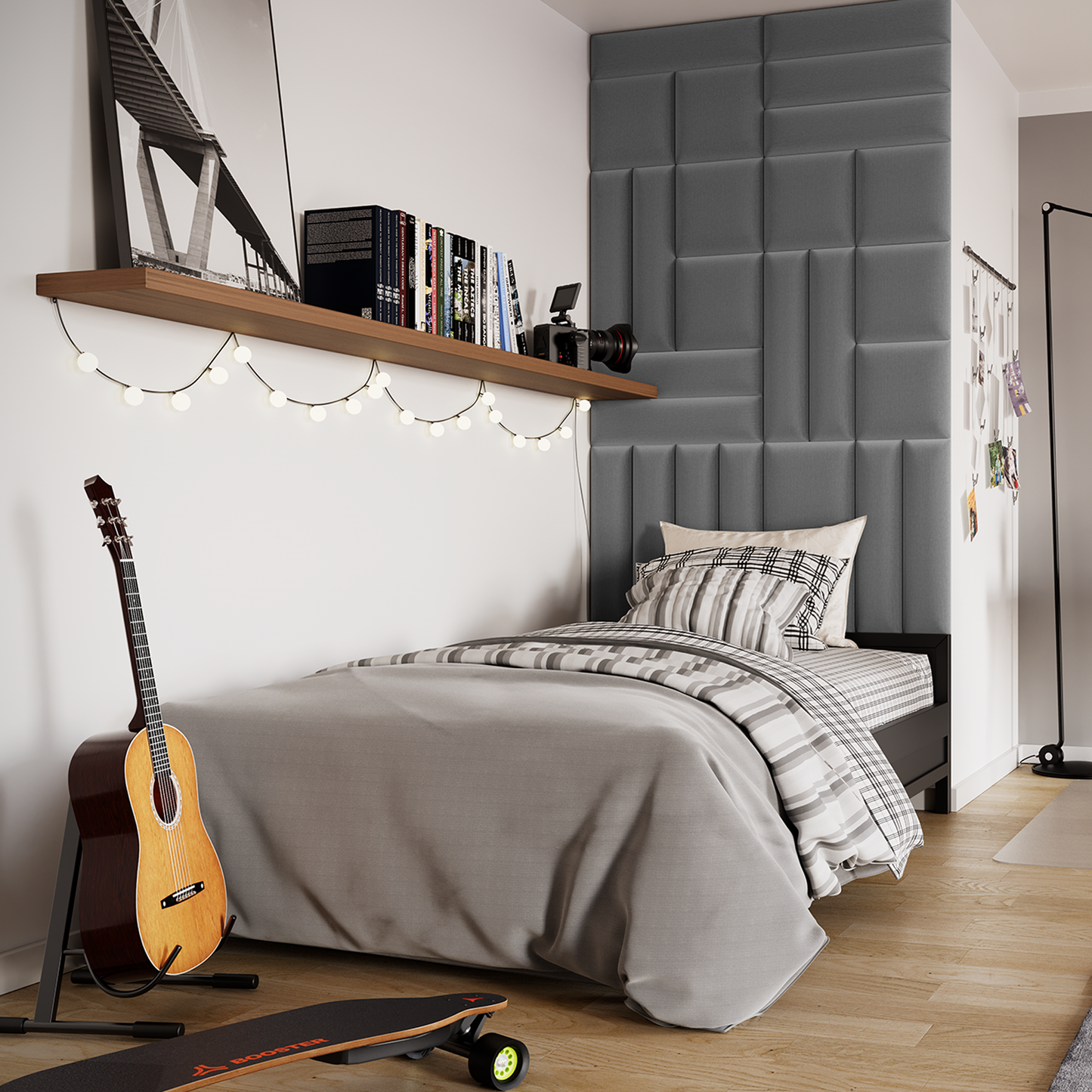 Stylowa sypialnia z wezgłowiem z tapicerowanych paneli Quadratta Monolith 85 w szarym kolorze, uzupełniona drewnianą półką na książki, girlandą świetlną, gitarą i hulajnogą opartą obok łóżka.
