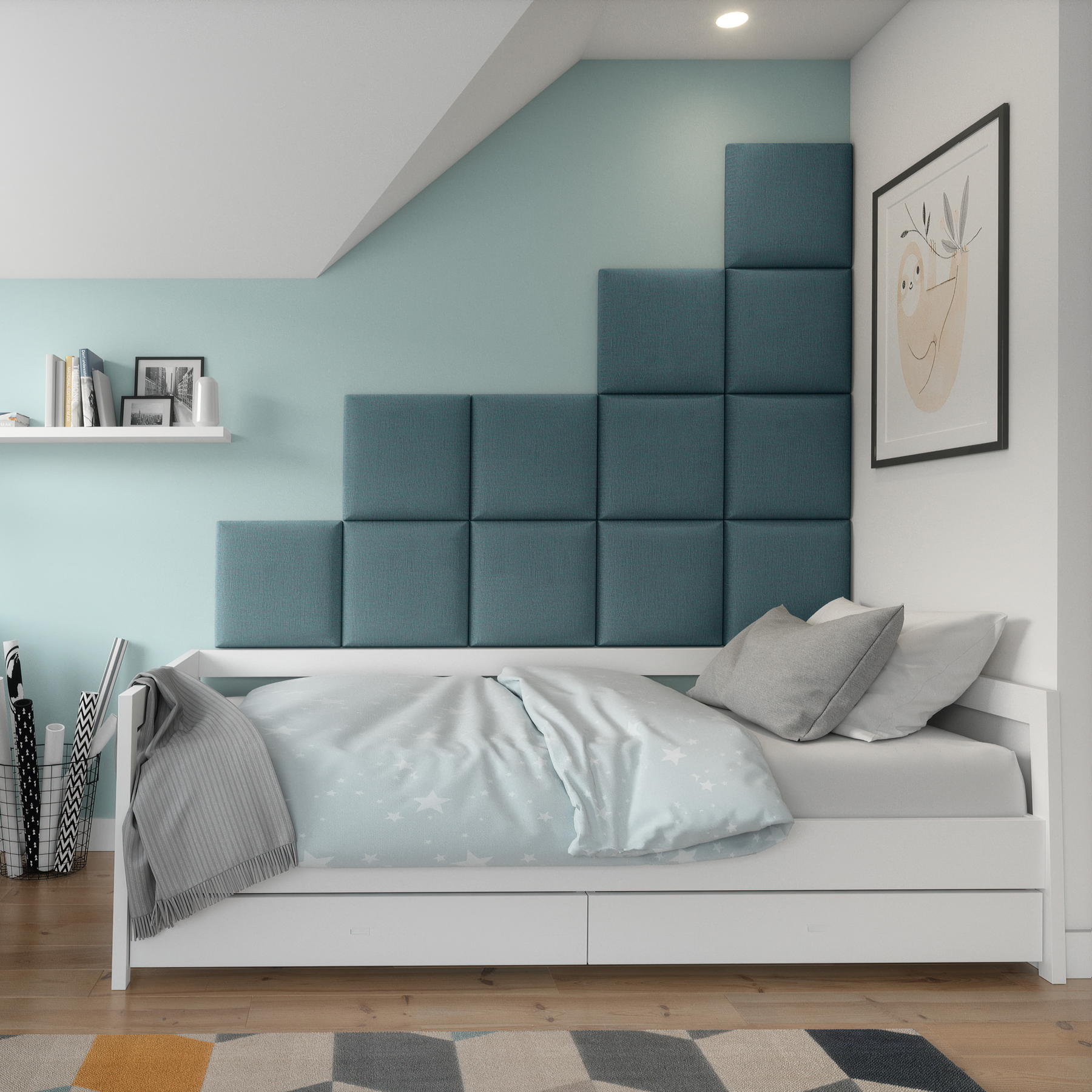 Dziecięcy pokój z białym łóżkiem pod skosem i panelami Quadratta I Monolith 07 w jasnoniebieskim kolorze, ułożonymi w schodkowy wzór na ścianie.