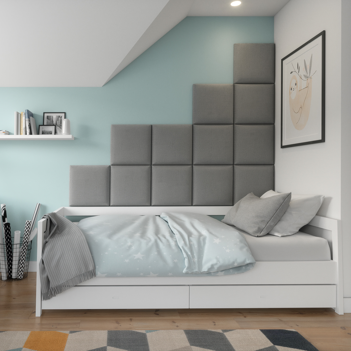 Dziecięcy pokój z białym łóżkiem pod skosem sufitu i panelami Quadratta I Monolith 85 w szarym kolorze ułożonymi w schodkowy wzór na ścianie.
