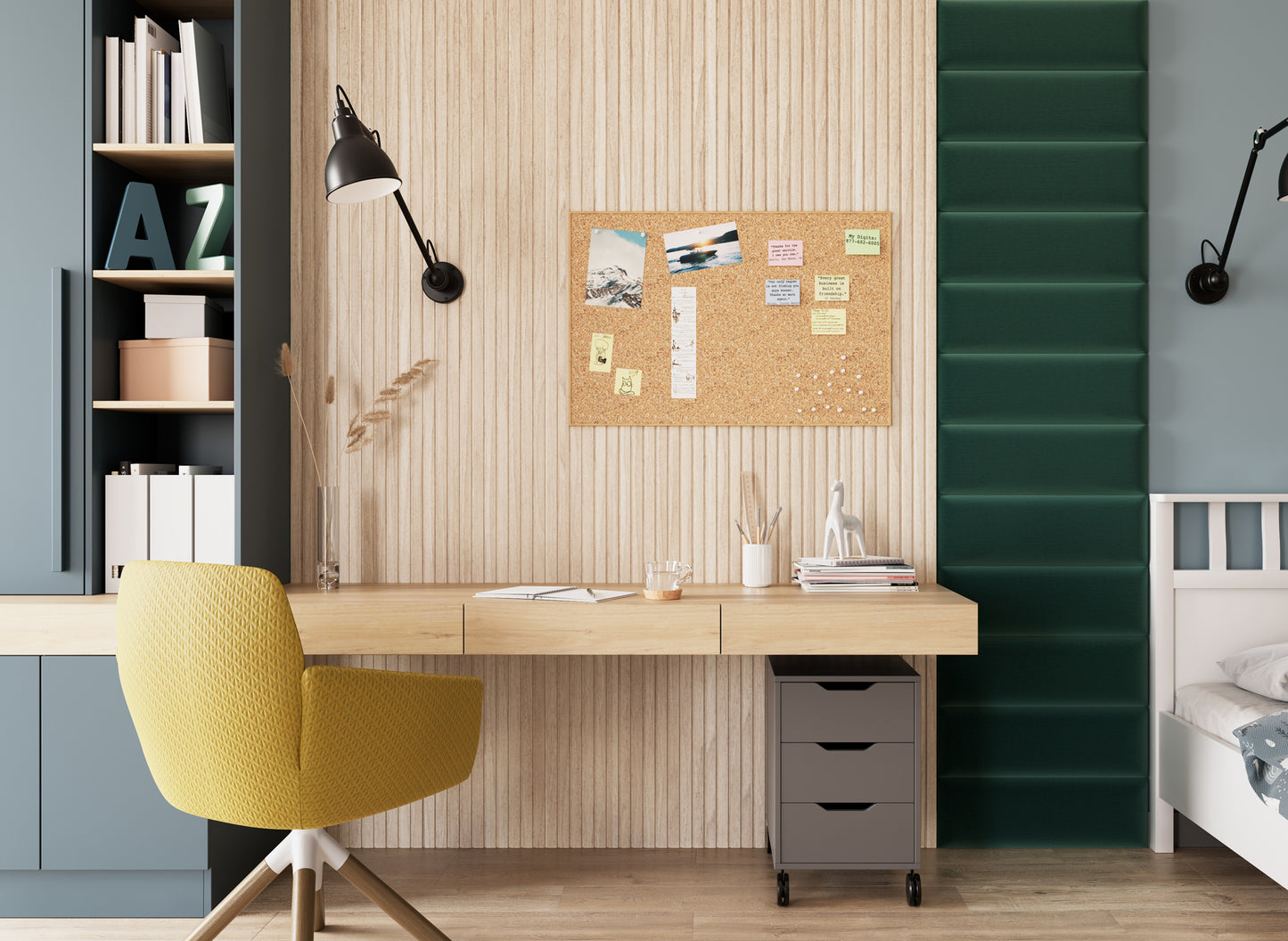 Nowoczesne biuro domowe z pionowym panelem Quadratta II Monolith 37 w zielonym kolorze zamontowanym przy drewnianym biurku, uzupełnione żółtym fotelem, półką na książki i korkową tablicą.