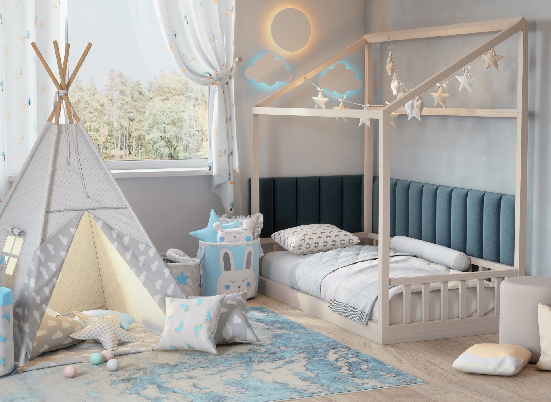 Dziecięcy pokój z drewnianym łóżkiem w kształcie domku i tipi na miękkim dywanie; za łóżkiem zamontowany pionowy panel Quadratta II Monolith 76 w jasnoniebieskim kolorze, uzupełniony dekoracyjnymi lampkami.