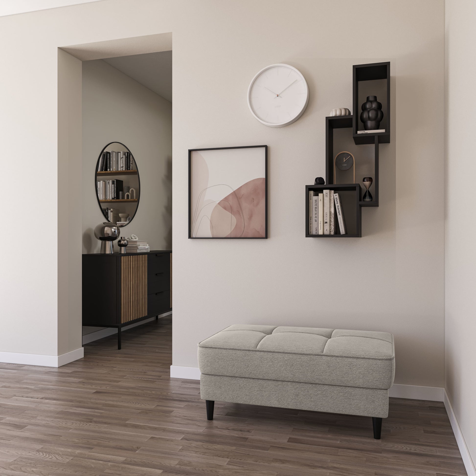 Aranżacja przedpokoju z czarną półką ścienną ModulBox i szarą pufą tapicerowaną na drewnianej podłodze.