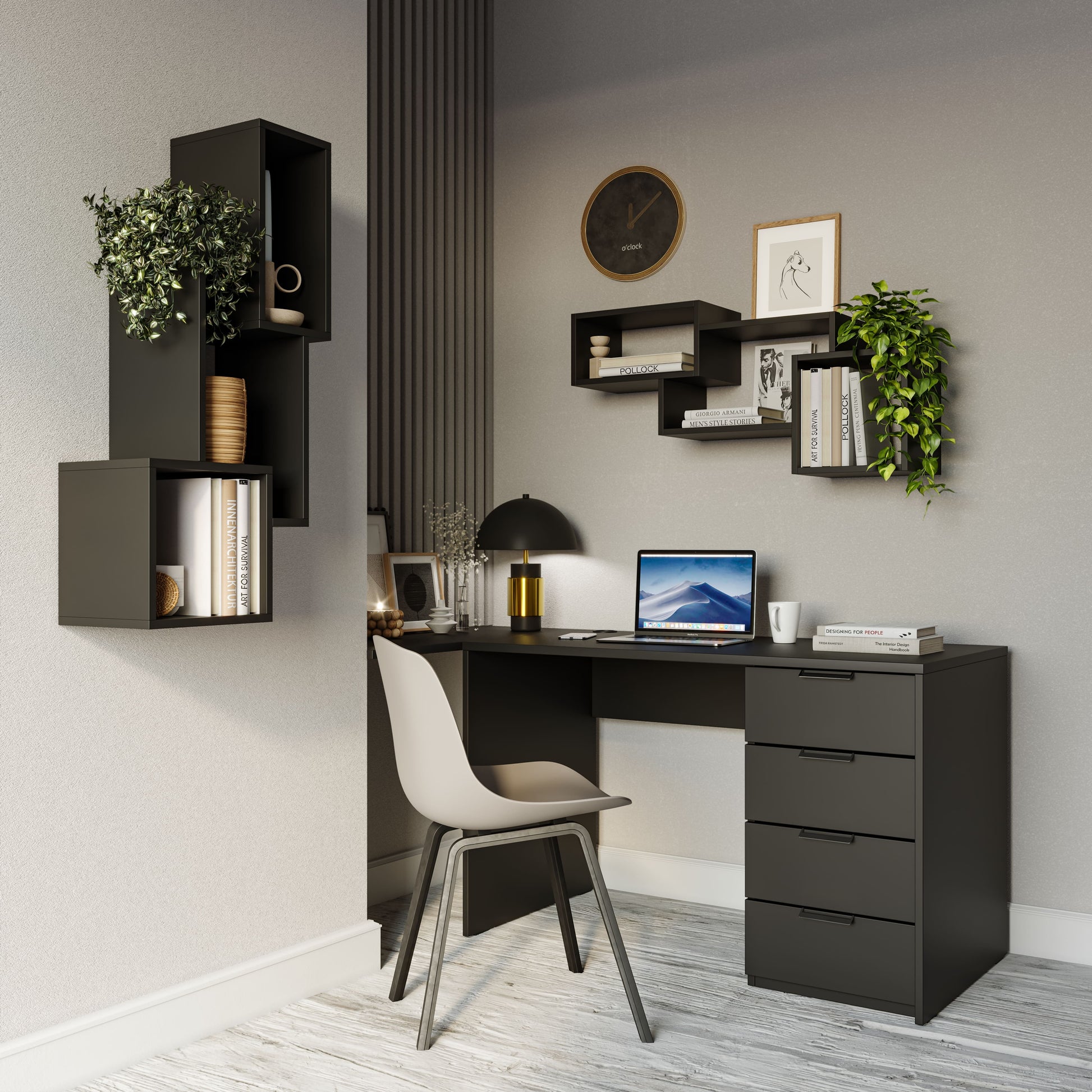 Aranżacja home office z czarną półką ścienną ModulBox, czarnym biurkiem z szufladami i beżowym krzesłem na tle jasnej ściany