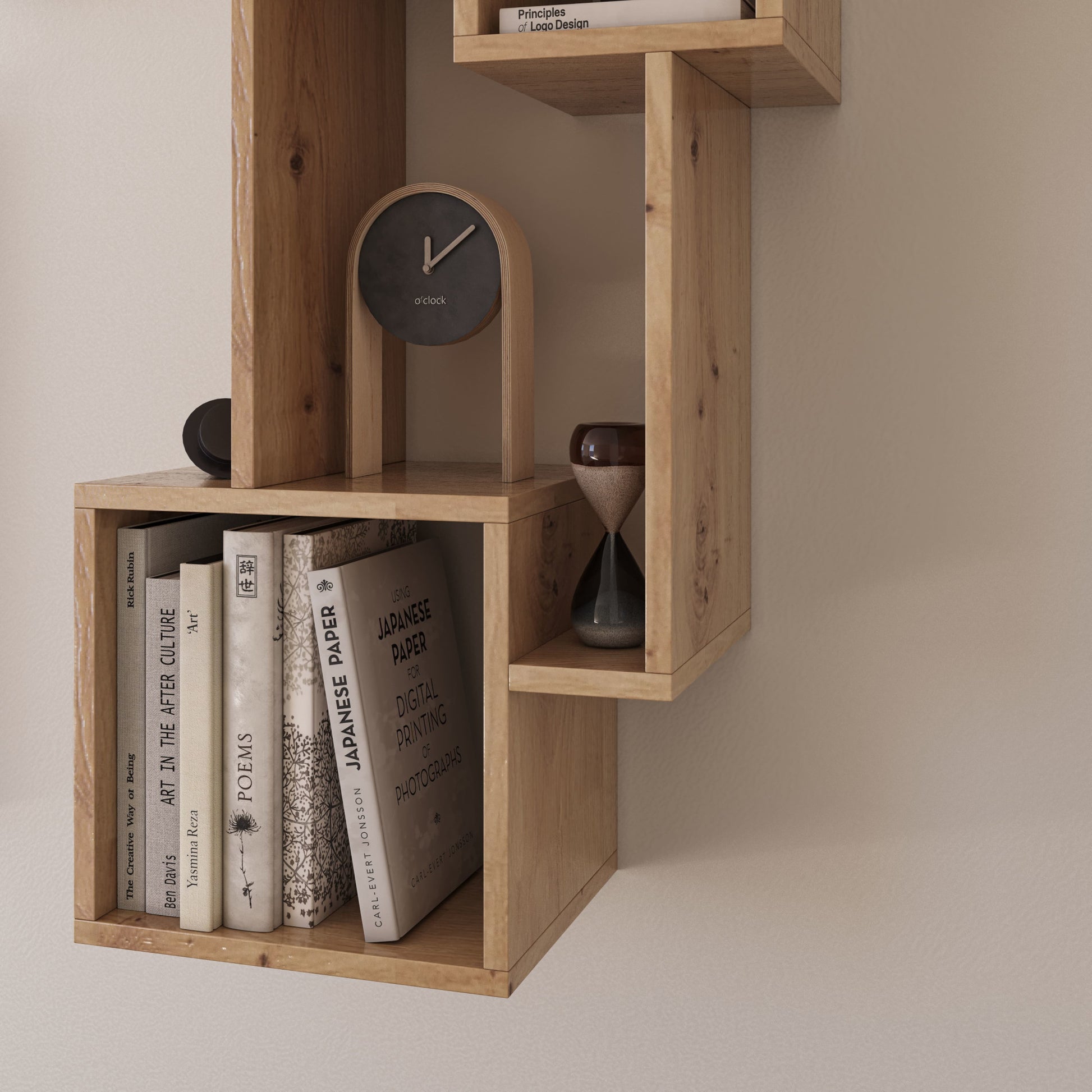 Trzy moduły półki Alitty w kolorze dąb artisan nad drewnianą komodą i stolikiem kawowym w salonie; na półkach rośliny, ceramika i książki na tle jasnej ściany i wbudowanej zabudowy.