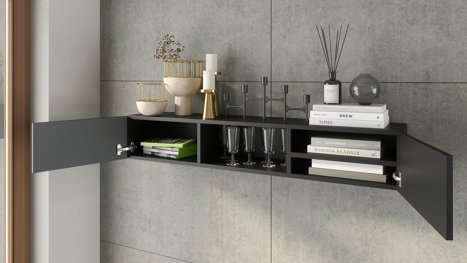 Wisząca półka Lanzzi czarny mat z otwartymi drzwiczkami, ukazująca półki wypełnione szklankami, książkami i dekoracjami.