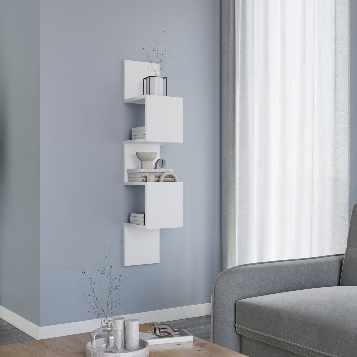 Nowoczesny salon z szarą tapicerowaną sofą i białą półką Sunpedo zamontowaną obok dużego okna z lekką, białą zasłoną.