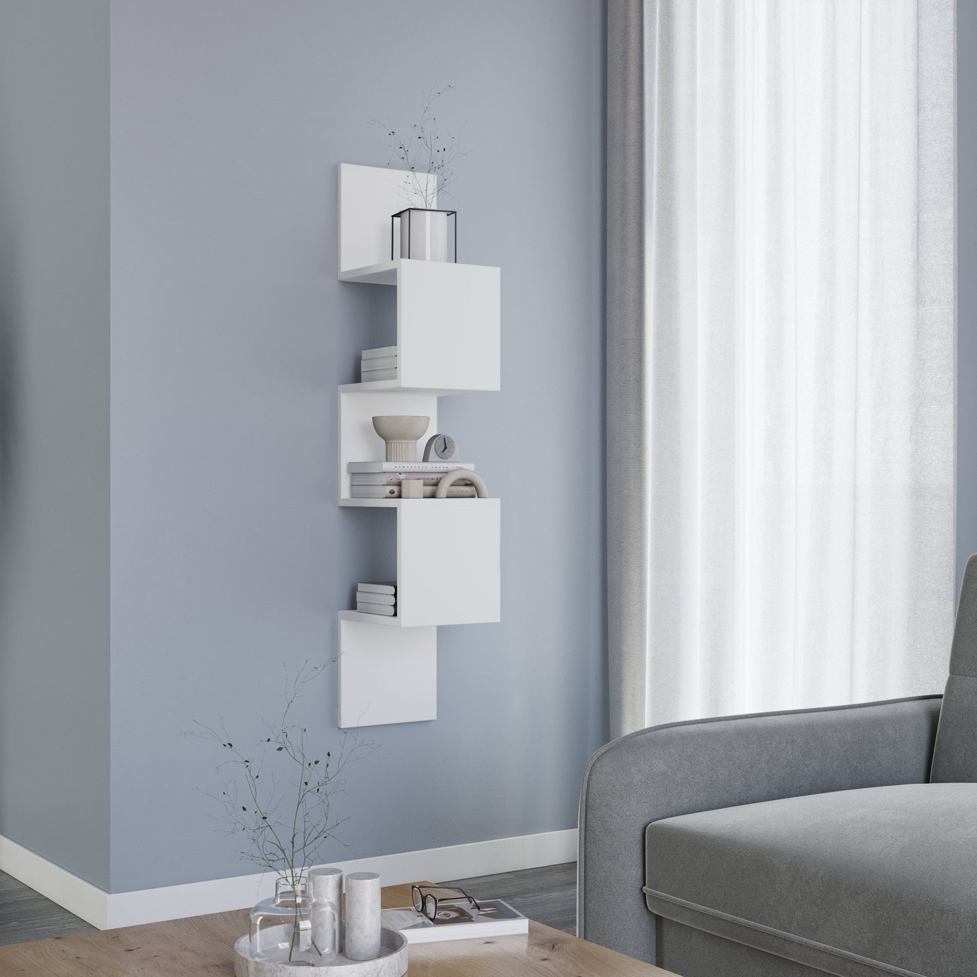 Nowoczesny salon z szarą tapicerowaną sofą i białą półką Sunpedo zamontowaną obok dużego okna z lekką, białą zasłoną.