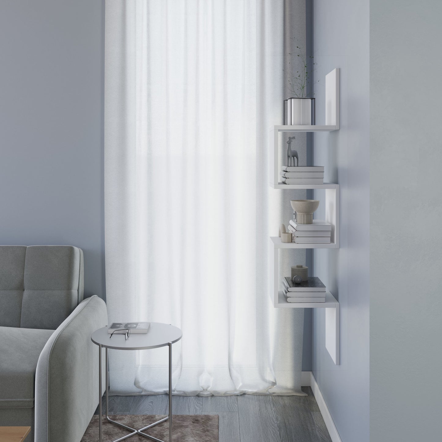 Kadr salonu z białą półką Sunpedo przy dużym oknie, obok szarej sofy i małego, okrągłego stolika kawowego.